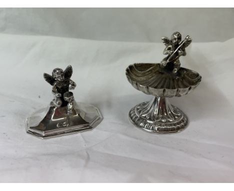 925 STERLING SILVER MINIATURE SCALLOP TABLE SALT WITH SEATED CHERUB TO RIM, SILVER CHERUB PLACE CARD HOLDER 2.3OZ OVERALL