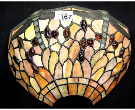 Tiffany style glass wall lamp shade. W: 31 cm.  P&amp;P Group 3 (£25+VAT for the first lot and £5+VAT for subsequent lots) 
