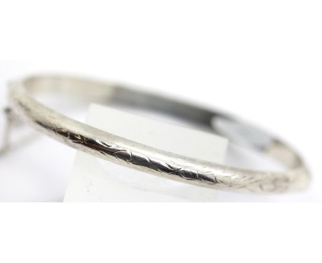 Ladies 925 silver engraved hinged bangle D: 6 cm, 6.2g. P&amp;P Group 1 (£14+VAT for the first lot and £1+VAT for subsequent 