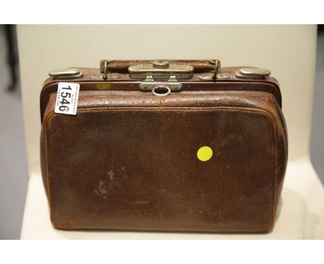 Antique doctors bag with medical instrument contents. P&amp;P Group 2 (£18+VAT for the first lot and £2+VAT for subsequent lo