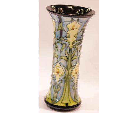 Large modern Moorcroft vase in the Arum Lily pattern, H: 25 cm. P&amp;P Group 2 (£18+VAT for the first lot and £2+VAT for sub