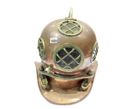 Copper and brass divers helmet, H: 45 cm. This lot is not available for in-house P&amp;P. 