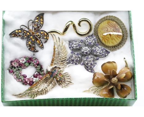 Tray of mixed costume jewellery brooches. P&amp;P Group 2 (£18+VAT for the first lot and £2+VAT for subsequent lots) 