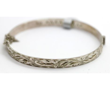Good quality heavy hand engraved sterling silver hinged bangle with safety chain, D: 5.6 cm, 11g. P&amp;P Group 1 (£14+VAT fo