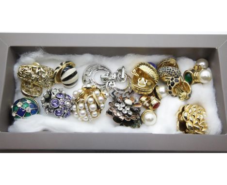 Tray of mixed costume jewellery brooches.  P&amp;P Group 1 (£14+VAT for the first lot and £1+VAT for subsequent lots) 