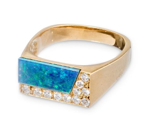 Opal-Diamantring  750/f. Gold. Rechteckig. Asymmetrisch ausgefasst mit Opaldoublette und 12 kl. Brillanten von zus. ca. 0,12 