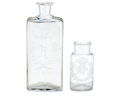 Vierkantflasche und Zylinderflasche mit Schliffdekor  M. 18. Jh./um 1800 Graviertes, bekröntes R zwischen Blattzweigen auf de