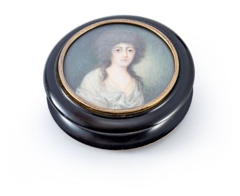 Miniaturendose  Holz, schwarz gelackt. Im Deckel Miniatur in der Art des Anton Ulrik Berndes (1750-1826) mit Bildnis einer Sc