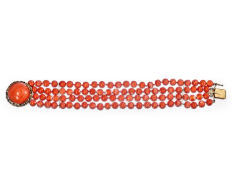 Vierreihiges Korallenarmband   585/f. Gold-Medaillonschloss mit Korallencabochon. 96 gleichgroße Korallenperlen. Lg. 19 cm. U
