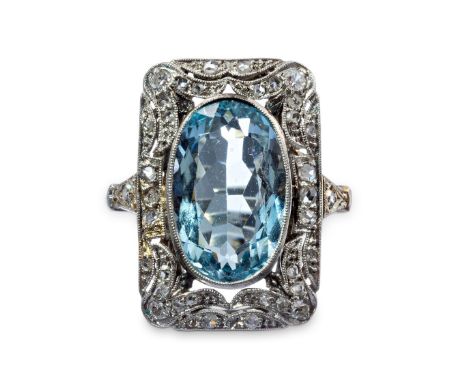 Art-Deco-Aquamarinring  Platin. Ovaler Aquamarin in Scherenschliff, einbeschrieben in zart durchbrochener Rechteckfassung mit
