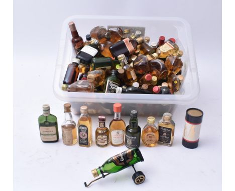 A large collection of vintage British miniature whisky / whiskey bottles. The lot comprising of Glenfiddich, Buchanan's, Whit