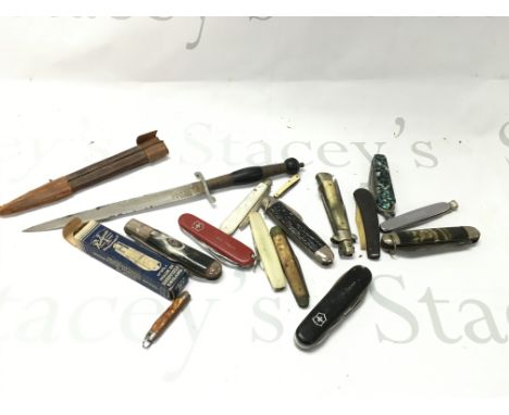A collection of vintage folding knives