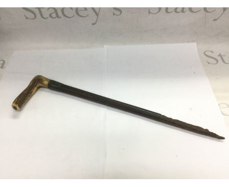 An antique horn handled walking stick (a/f). Shipping category B.
