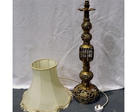 Reticulated brass table lamp with birdcage effect and shade, H: 90 cm, 69 cm without shade, does not split more than shade co