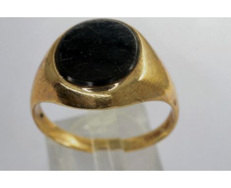 9ct gold onyx set signet ring, size U/V, 3.6g. P&amp;P Group 1 (£14+VAT for the first lot and £1+VAT for subsequent lots) 