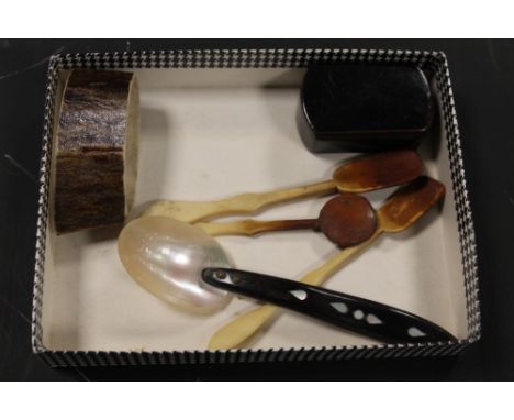A SMALL QUANTITY OF COLLECTABLES, to include horn spoons, napkin rings, a snuff box, Mother-of-Pearl spoon etc