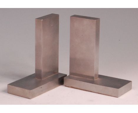 A pair of 1960s heavy cast brushed metal book-ends, each of geometric 'L' form, h. 15cm, length 13cm Condition Report / Extra