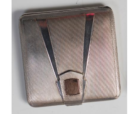 An Art Deco silver ladies powder compact, having an engine turned exterior with mirrored and gilt washed interior (mirror wit