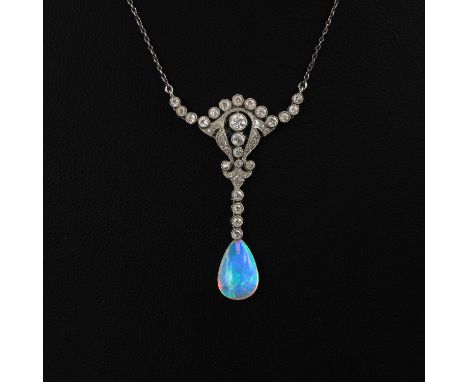Set with 23 diamonds, largest has a diameter of approx. 3 mm, opal dimensions 7 x 12 mm, pendant width 30 mm.