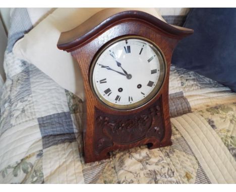 A oak cased alarm clock, Roman numerals on a white dial, clockwork mechanism, 17.5 cm (h)