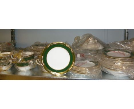 A COMPREHENSIVE SPODE 'HARROGATE' BONE CHINA PART DINNER AND TEA SERVICE TO INCLUDE; LARGE MEAT PLATE, SAUCE BOAT AND STAND, 