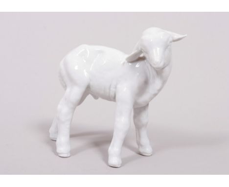 Stehendes Lamm, Entwurf Erich Oehme für Meissen, 20.Jh. Weißporzellan, Lamm, den Kopf nach rechts gewandt, unterseitig unterg