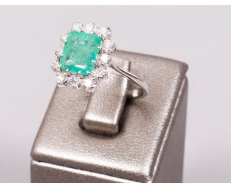 Cocktail-Ring, 750er Weißgold schlanke Schiene, trapezförmiger, durchbrochen gearbeiteter Kopf mit zentralem, rechteckigem Sm