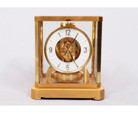 Tischuhr, Jaeger LeCoultre, Schweiz, 1970er Jahre Messing, vergoldet, Modell "Atmos", allseitig verglaster Uhrenkorpus, weiße