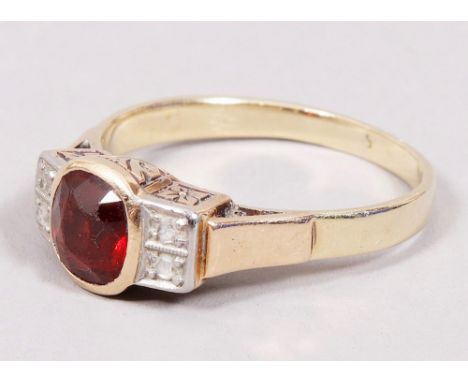 Art Déco-Ring, 585er Gelbgold, um 1920/30 schlanke Schiene, zentraler Granat, flankiert von je 2 Diamantrosen in floral-dekor