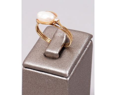 Perl-Ring, 585er Gelbgold schlanke, 3-reihige Schiene mit zentraler Naturperle, bekrönt von kleinem Brillanten in Krappenfass