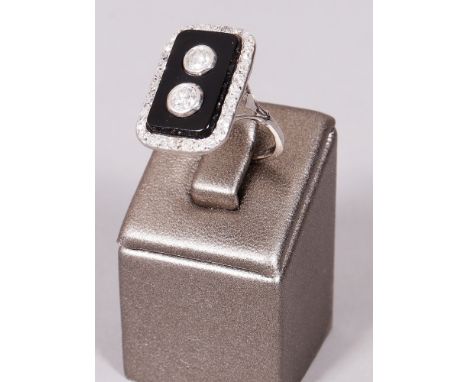 Art Déco-Ring, 900er Platin, um 1920/30 schlanke Schiene, rechteckiger Ringkopf mit eingelegter Onyx-Platte, mittig besetzt m