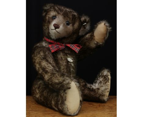 Steiff (Germany) EAN 407239 'Happy' 1926 replica teddy bear, trademark 'Steiff' button to ear with black and white tag, cardb