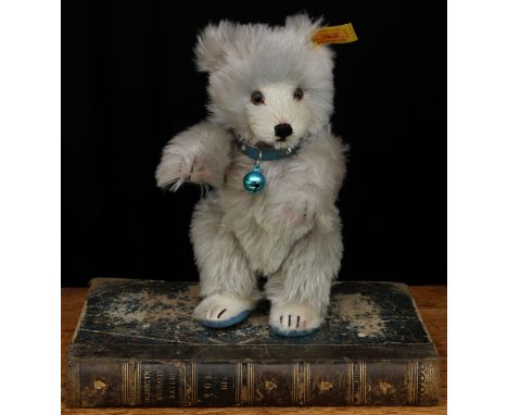 Steiff (Germany) EAN 006425 1929 replica classic teddy bear, trademark 'Steiff' button to ear with yellow and red tag, 22cm h