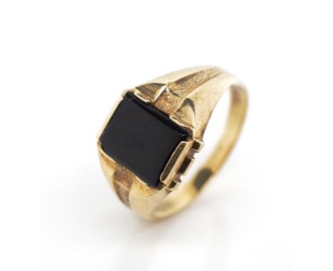 9ct yellow gold and onyx signet ring marked 9ct. Approx weight 4 grams, ring size U. A/F to onyx