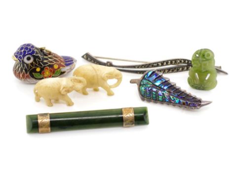 A group of New Zealand and other jewellery includes a nephrite jade and 9ct gold bar brooch, a abalone shell set silver fern 