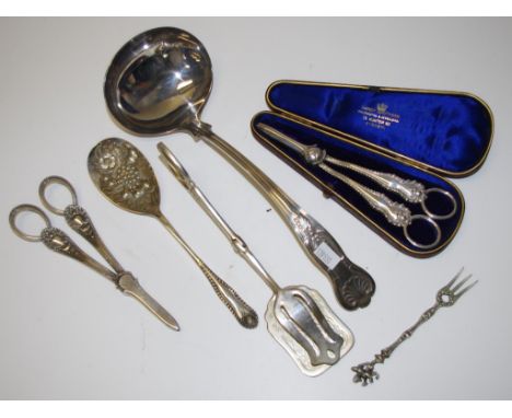 Quantity of various silver plate serving flatware to include 2 sets of grape scissors (one in original box), a kings pattern 