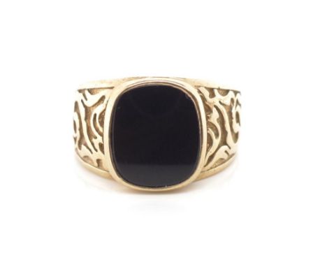 9ct yellow gold and onyx signet ring with raised bezel setting on a tapered shank. Marked 9ct. Approx weight 9.8 grams, ring 