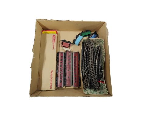 BOX OF MODEL RAILWAY ITEMS TO INCLUDE TRI-ANG, HORNBY 'FLYING SCOTSMAN'