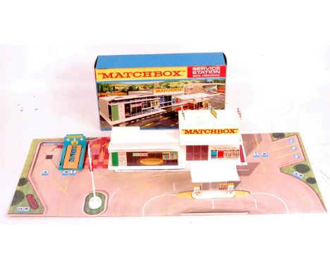 Matchbox MG-1 service station set, comprising of 1 garage, fore court, petrol pump set, BP Sign, in the original all card pic