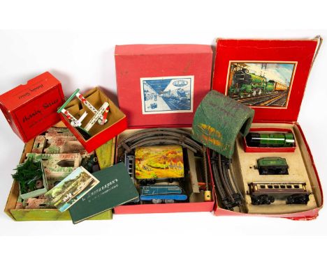 A Hornby 'O' gauge clockwork train set Eton 900 with a Pullman carriage, six sections of track and locomotive and tender, wit