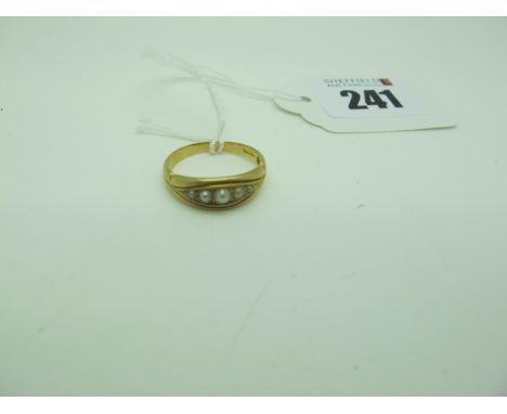 An 18ct Gold Pearl Set Ring, of graduated design, Birmingham 1890 (finger size O) (3grams). 