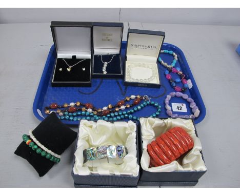 Fresh Water Pearl Bead Necklace, polished bead necklaces, elasticated bracelets, etc :- One Tray 