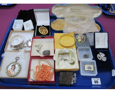 Assorted Costume Jewellery, including a Chester hallmarked 9ct gold bar brooch (non gold pin), a wide hallmarked silver bangl