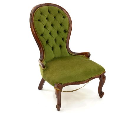 A CARVED MAHOGANY NURSING CHAIR UPHOLSTERED IN GREEN BUTTON BACK FABRIC, EARLY 20TH C 