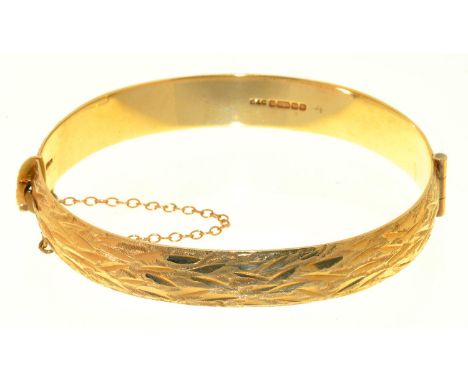 A 9CT GOLD TEXTURED BANGLE, 26.5G 