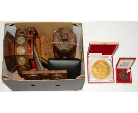 A QUANTITY OF BRONZE AND SEVERAL SILVER BISLEY, RAF AND OTHER PRIZE SHOOTING MEDALS, INCLUDING A NUMBER MOUNTED ON AN OAK TOB