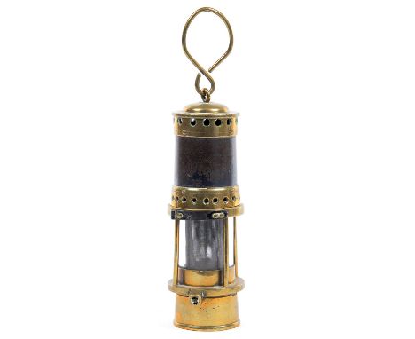 A BRASS AND IRON MINER'S SAFETY LAMP WITH GAUZE AND BRASS HOOK, 22CM H EXCLUDING HOOK, LATE 19TH / EARLY 20TH C 