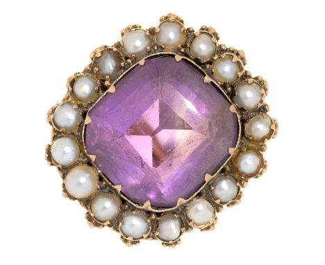 A VICTORIAN AMETHYST AND SPLIT PEARL RING, IN GOLD MARKED 18CT, 9G, SIZE M 