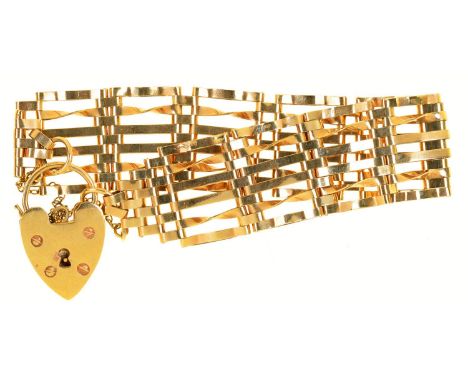 A 9CT GOLD GATE BRACELET AND PADLOCK, 15.5G 