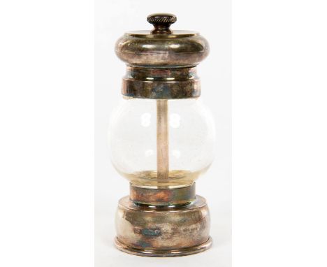 AN ELIZABETH II SILVER MOUNTED PEPPER GRINDER, 11.5 CM H, BIRMINGHAM 1983 